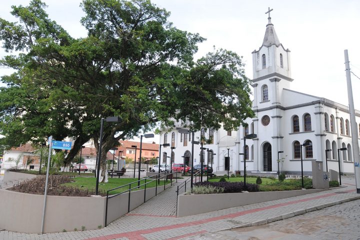 Praça central e igreja matriz